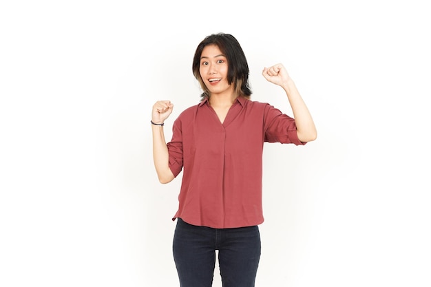 Danse de la belle femme asiatique isolée sur fond blanc