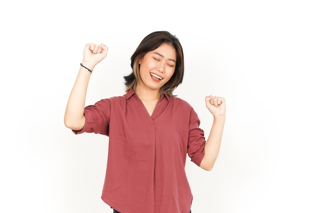 Danse de la belle femme asiatique isolée sur fond blanc