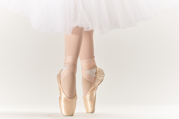 Danse des chaussures de ballet exécutée sur fond clair de style classique