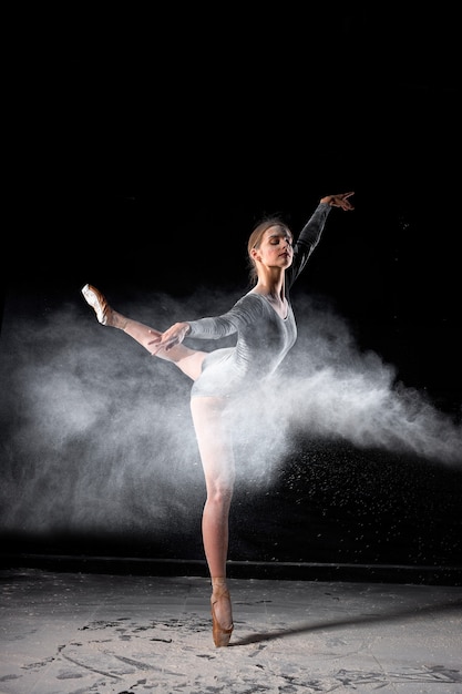 Danse Dans Le Concept De Farine. Danseuse Caucasienne Ballerine Dans Le  Brouillard De Poussière. Portrait De Danseuse En Farine Sur Fond Noir  Isolé, Se Déplaçant Gracieusement. Personnes, Art, Concept De Danse