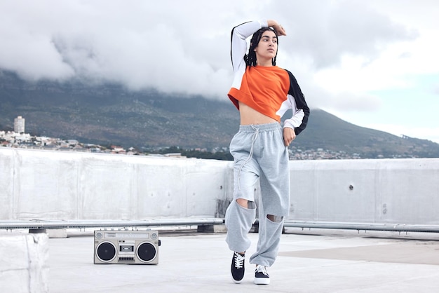 La danse est mon évasion Photo d'une jeune femme sur un toit avec une boombox