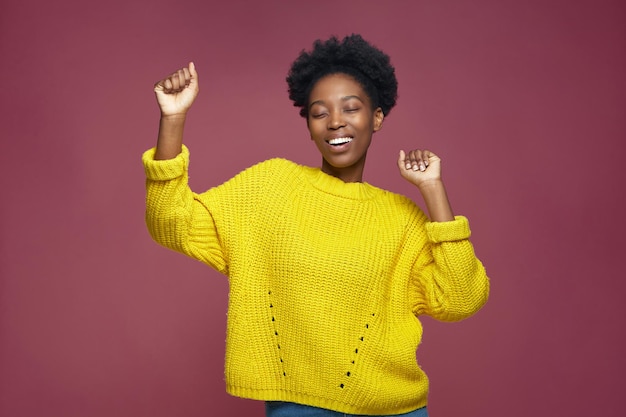 Danse heureuse jeune fille afro-américaine s'amuser profiter de la musique femme noire souriante cool emménager