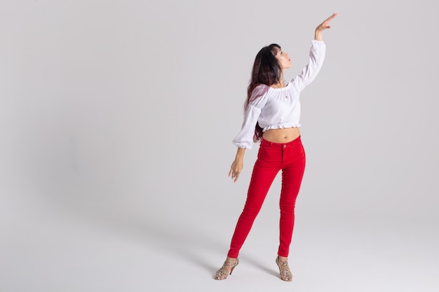 Danse latina, strip dance, concept de dame contemporaine et bachata - Femme qui danse improvisation et