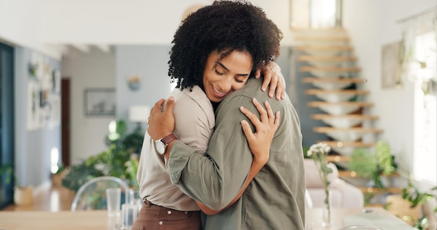 Photo la danse à la maison et le couple avec l'amour la célébration et le bonheur avec le câlin et l'anniversaire le mouvement de l'appartement et l'homme avec la femme et le mariage avec la romance et la main dans la relation ou l'étreinte