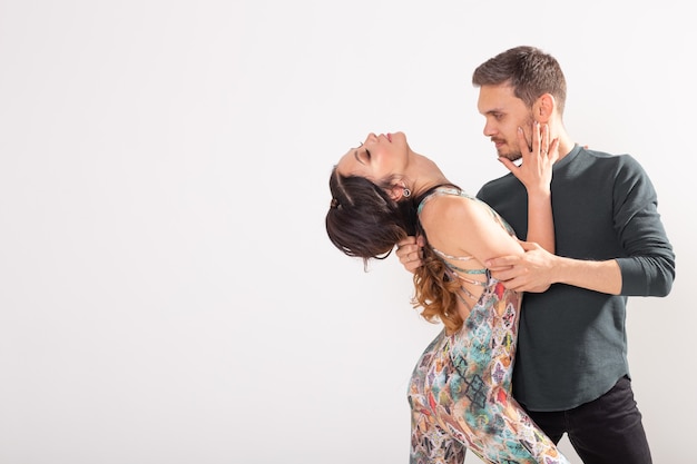 Photo danse sociale, bachata, kizomba, tango, salsa, concept de personnes - jeune couple dansant sur fond blanc avec espace de copie