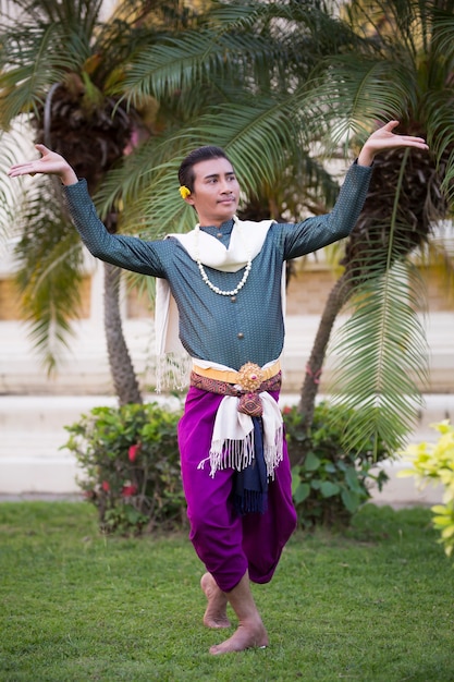 La danse de style khmer des hommes thaïlandais est élégante.