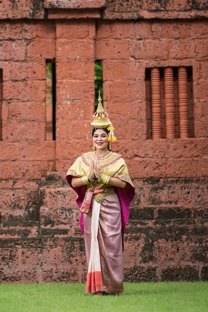 La danse de la Thaïlande dans le khon Benjakai masqué avec le temple antique