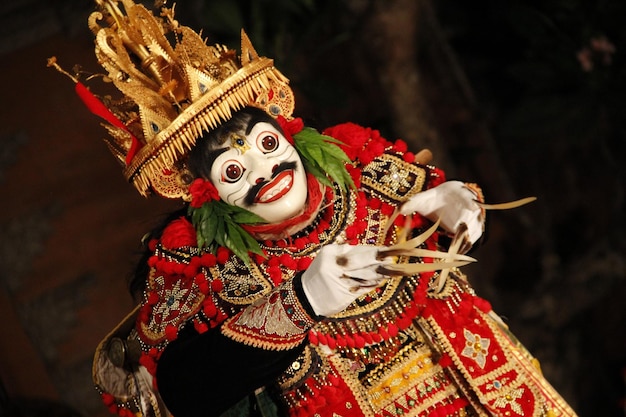 Danse traditionnelle balinaise un homme déguisé