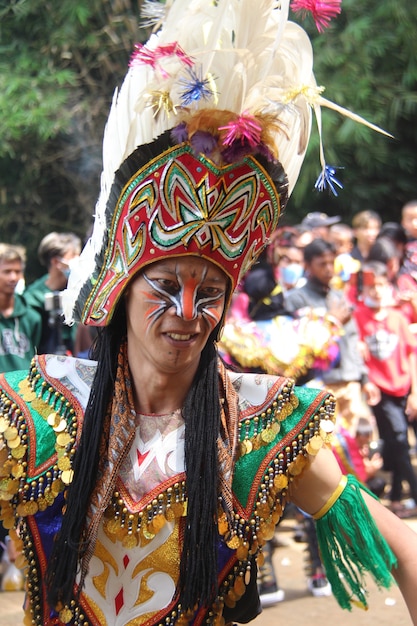Danse traditionnelle javanaise avec masque de plumes topeng