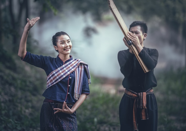 Danse traditionnelle thaïlandaise au rythme de la musique par une représentation traditionnelle d'orgue à bouche en anche du Nord-Est