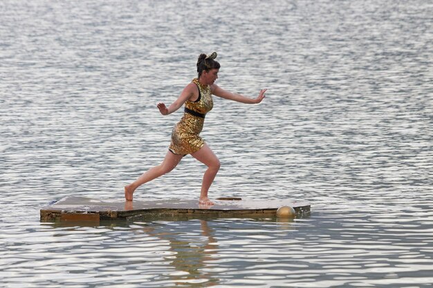 Danser et flotter dans le lac