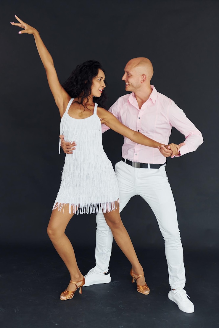 Photo danser en studio un couple joyeux est ensemble à l'intérieur