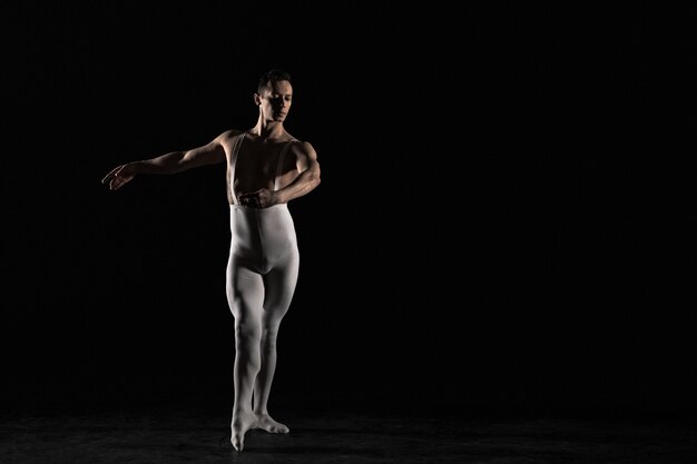 Danseur de ballet masculin sur fond noir