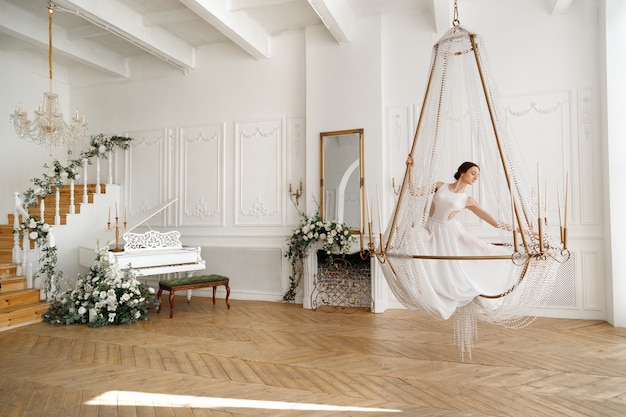 Danseur dans un blanc sur un lustre près du piano