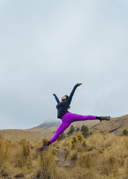 Danseur dansant et sautant sur la belle montagne