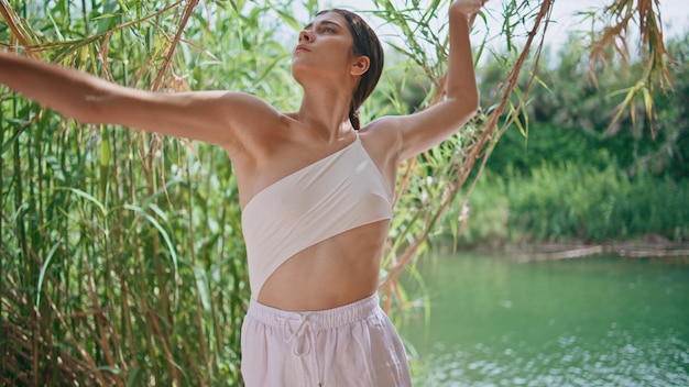 Danseur flexible courbant le corps à l'été nature rapprochée chorégraphie sensuelle