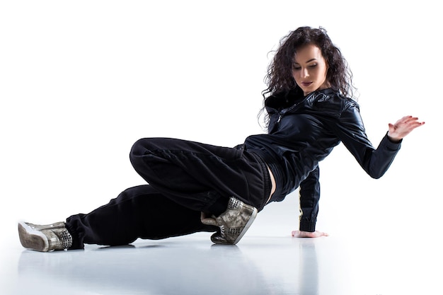 Danseur hip-hop sur fond blanc