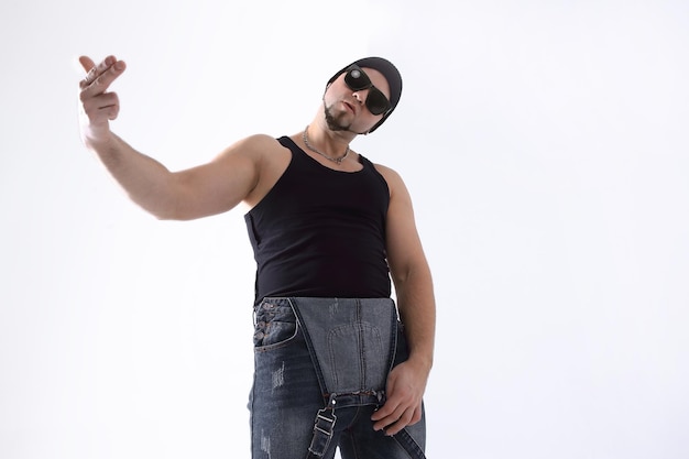 Danseur hiphop masculin posant dans le studio isolé sur fond blanc