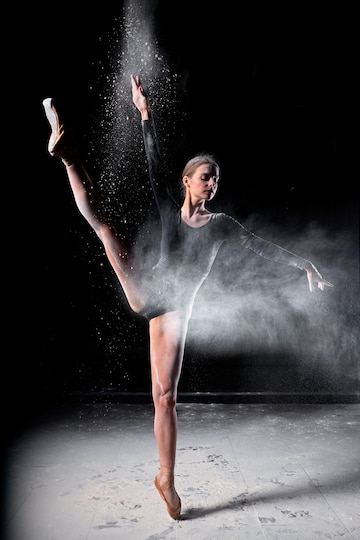 Danseur Posant Dansant Gracieusement En Studio Avec Nuage De Poussière,  Farine. Danseuse En Maillot De Bain Noir Se Déplace, En Action, Ayant Une  Bonne Formation Chorégraphique, Levant La Jambe. Ballet, Danse, Performance