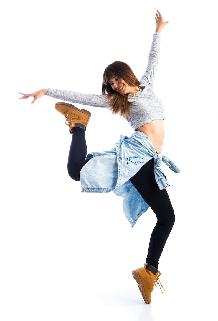 Photo danseur posant sur fond blanc