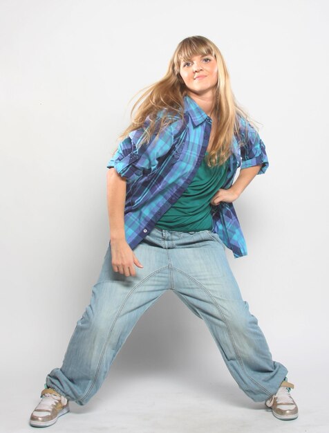 Danseur posant sur fond de studio