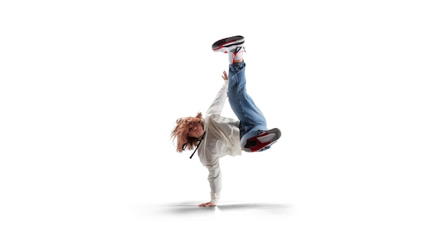 Danseur de rue fille danse breakdance isolé sur blanc