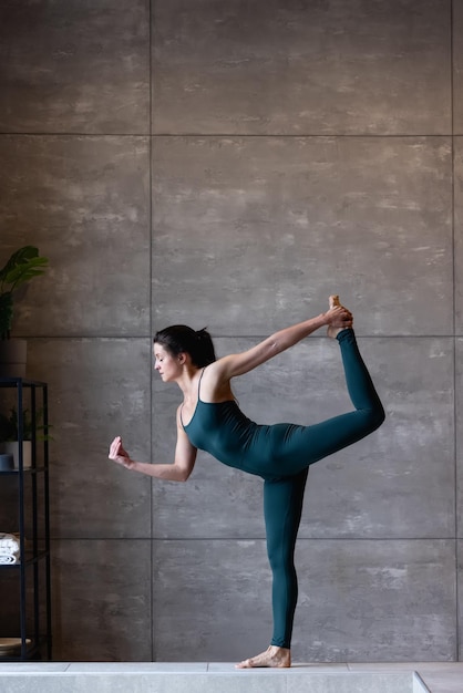 danseur travaillant à l'intérieur.vue de côté photo pleine longueur.flexibilité, grâce, grâce