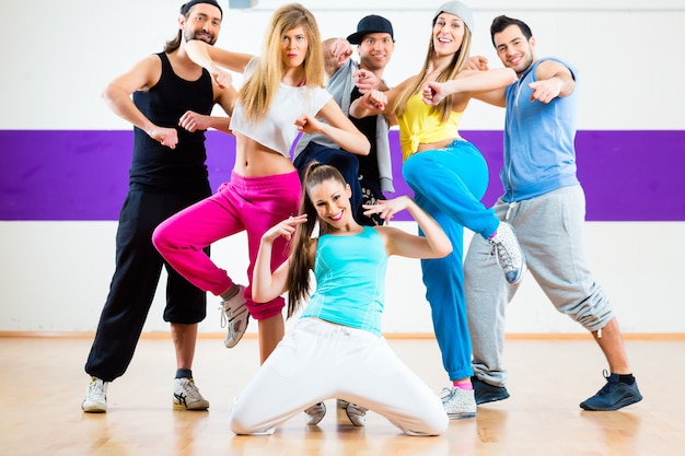 Danseur à la Zumba, entraînement en studio de danse