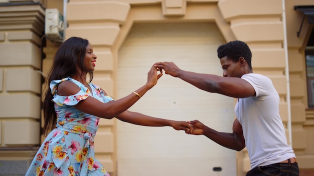 Danseurs afro-américains dansant à l'extérieur Couple se déplaçant dans la danse latino en ville