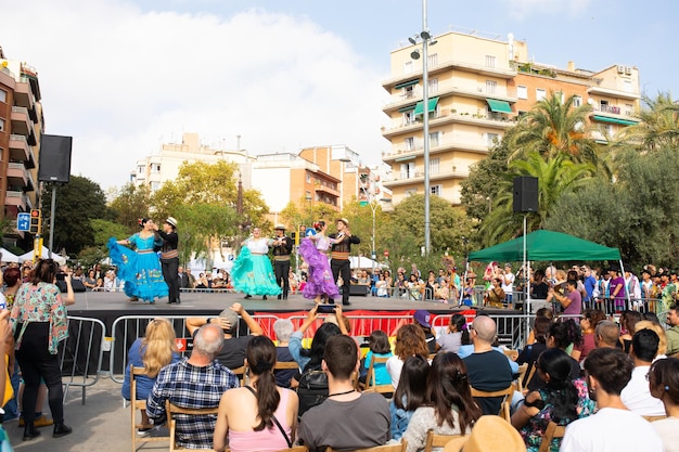 Des danseurs aux bals du carnaval de la Placa Comercial à Barcelone.