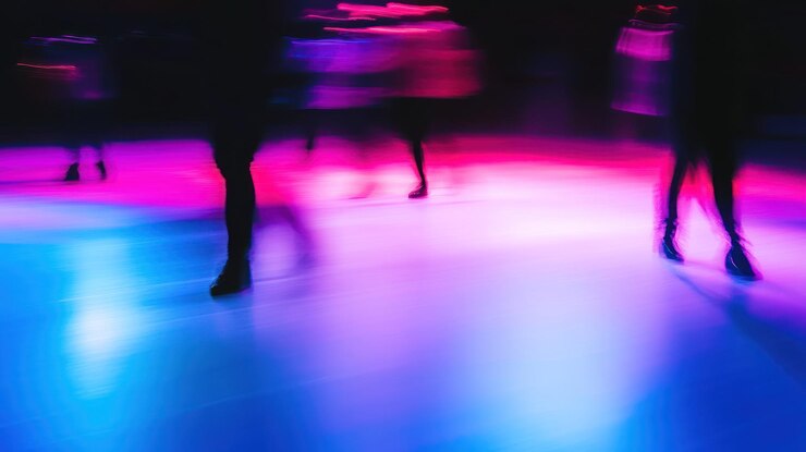 Photo les danseurs de la boîte de nuit brouillent les néons de la fête de divertissement en mouvement