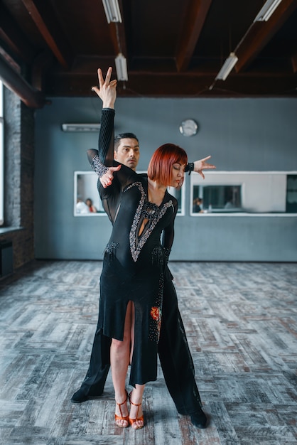 Danseurs en costumes sur la formation de danse ballrom