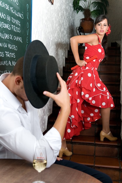 Photo danseurs espagnols de flamenco pendant la foire de séville