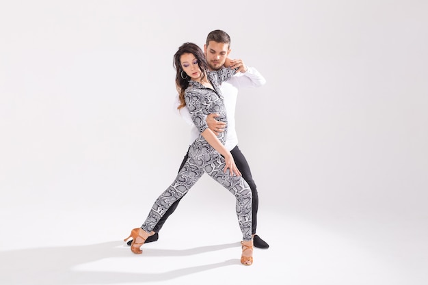 Danseurs habiles se produisant sur fond blanc avec espace de copie. Couple sensuel exécutant une danse contemporaine artistique et émotionnelle