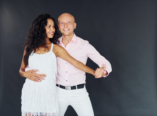 Danseurs professionnels Un couple joyeux est ensemble à l'intérieur