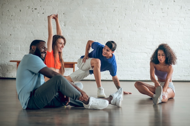 danseurs professionnels répétant ensemble