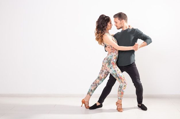 Danseurs de salsa, kizomba et bachata sur fond blanc avec espace de copie. Concept de danse sociale