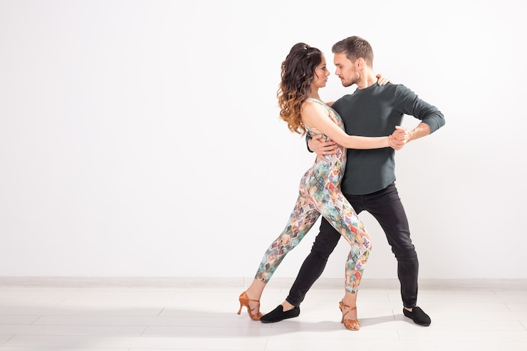 Photo danseurs de salsa, kizomba et bachata sur fond blanc avec espace de copie. concept de danse sociale