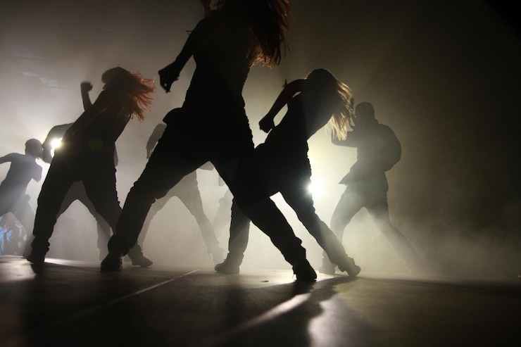 Photo des danseurs de silhouette sur scène.