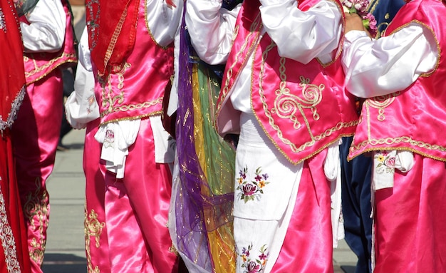 Danseurs turcs en costume traditionnel