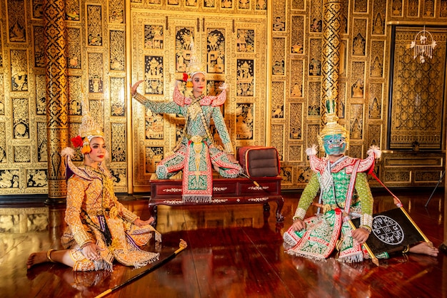 Danseurs typiques de la Thaïlande avec des vêtements typiques sur fond de murs d'or