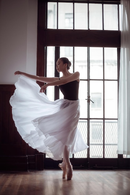 Photo danseuse asiatique s'entraînant au ballet à l'intérieur des images de l'art de la danse de ballet