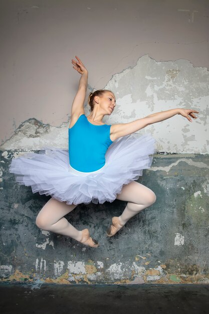 Photo danseuse ballerine effectuant un saut