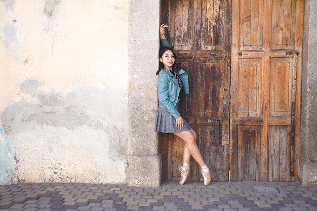 danseuse de ballet dans la rue portant une jupe et une veste