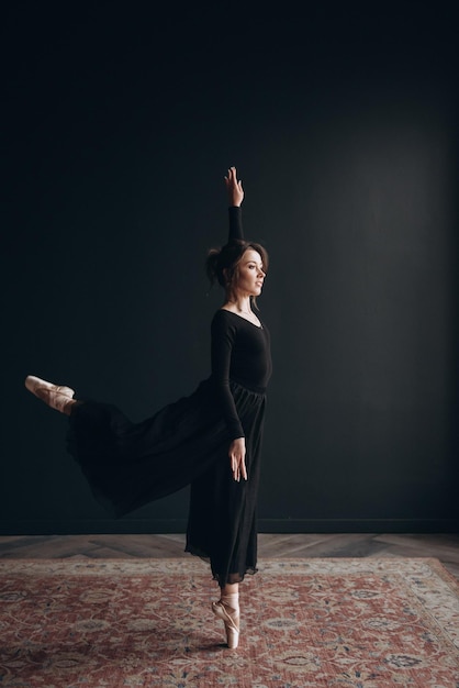 Photo danseuse de ballet sur le fond noir