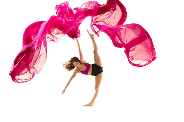 Danseuse de ballet gracieuse ou danse classique de ballerine isolée sur un studio blanc