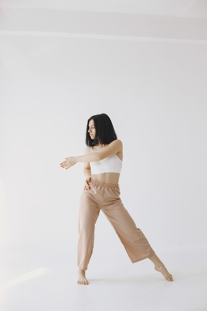 Danseuse de ballet de style contemporain féminin. Femme dans un studio de danse.