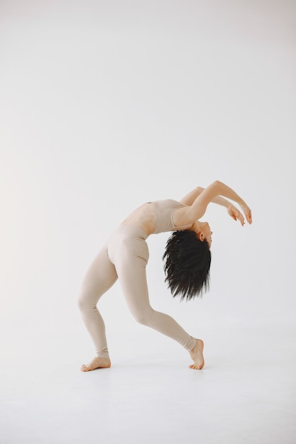 Danseuse de ballet de style contemporain féminin. Femme dans un studio de danse.
