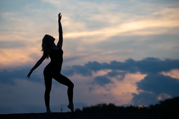 Danseuse bien en forme sur le lever du soleil en plein air