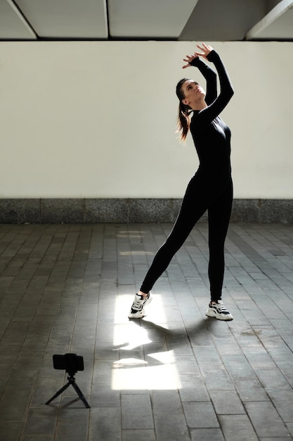 Danseuse faisant une vidéo